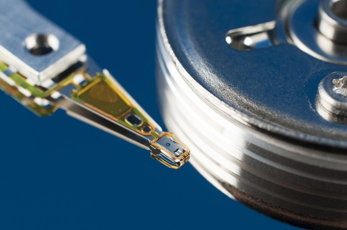 Mécanisme interne d'un disque dur HDD avec bras actuateur et moteur Voice Coil
