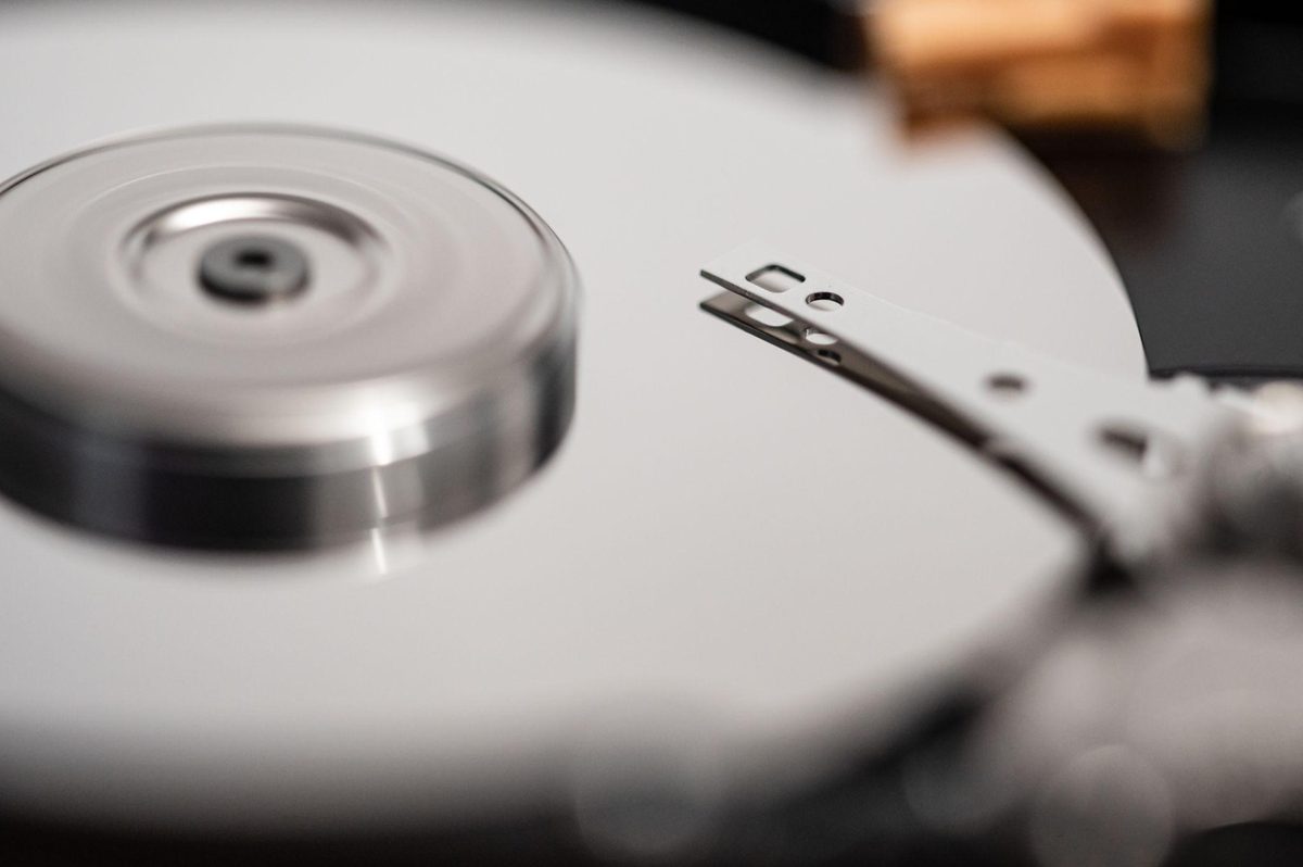 Gros plan sur les têtes de lecture d'un disque dur survolant les plateaux à quelques nanomètres