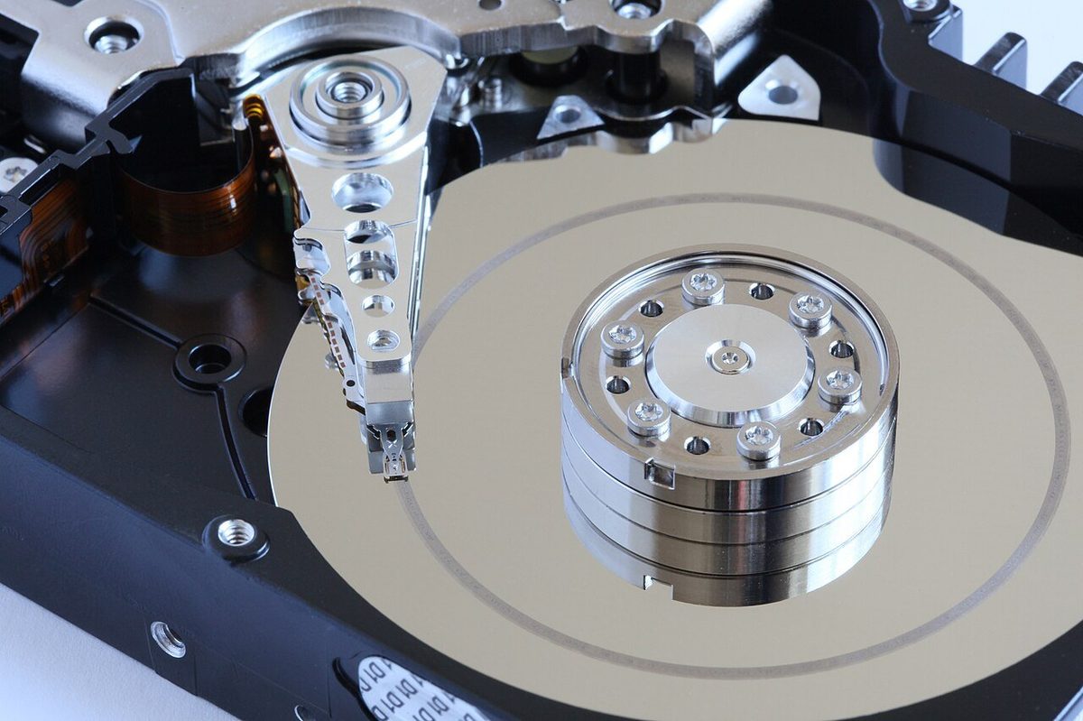 Dégâts d'un crash de tête de lecture sur plateau magnétique d'un disque dur