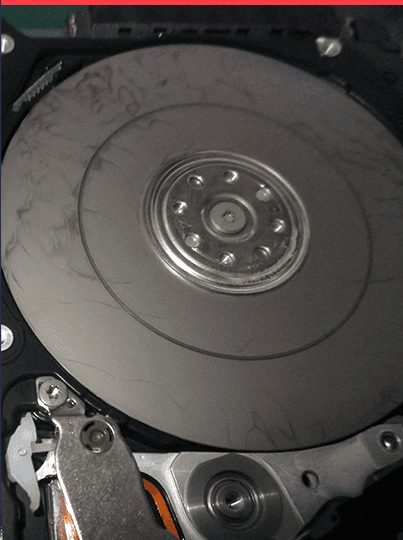 Rayure circulaire sur plateau de disque dur provoquée par un contact de tête de lecture