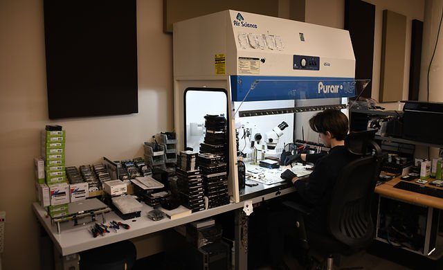 Remplacement de têtes de lecture d'un disque dur en salle blanche ISO 5